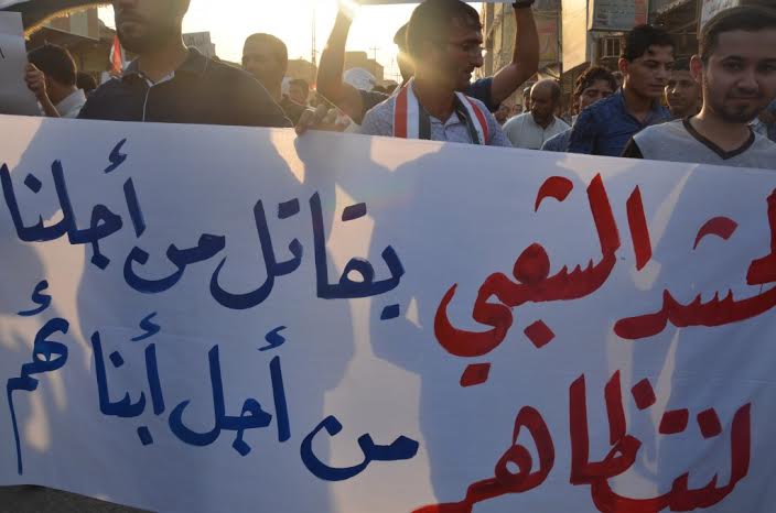  العشرات من قلعة سكر يتظاهرون احتجاجا على سوء الخدمات ويطالبون باقالة القائممقام - تقرير مصور -