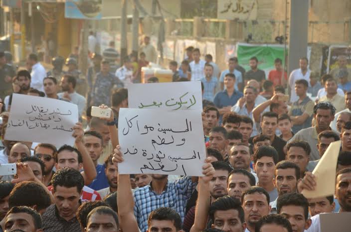  العشرات من قلعة سكر يتظاهرون احتجاجا على سوء الخدمات ويطالبون باقالة القائممقام - تقرير مصور -
