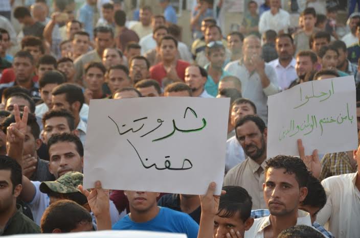 العشرات من قلعة سكر يتظاهرون احتجاجا على سوء الخدمات ويطالبون باقالة القائممقام - تقرير مصور -