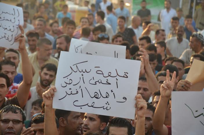 العشرات من قلعة سكر يتظاهرون احتجاجا على سوء الخدمات ويطالبون باقالة القائممقام - تقرير مصور -