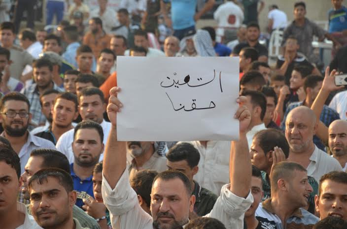  العشرات من قلعة سكر يتظاهرون احتجاجا على سوء الخدمات ويطالبون باقالة القائممقام - تقرير مصور -