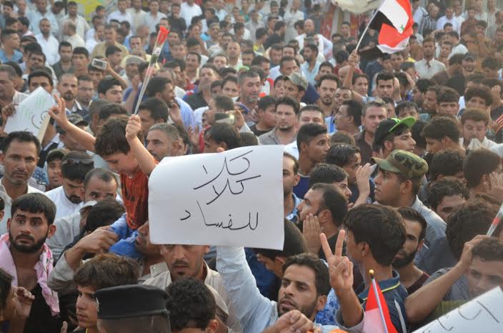  العشرات من قلعة سكر يتظاهرون احتجاجا على سوء الخدمات ويطالبون باقالة القائممقام - تقرير مصور -