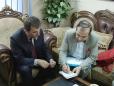 دائرة صحة ذي قار توقع عقد مع طبيب مغترب في مجال طب وجراحة العيون