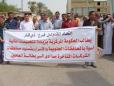 مقالو ذي قار والتجار ورجال الاعمال واصحاب الشركات المحلية تظاهروا امام مبنى المحافظة للمطالبة بزيادة التخصيصات المالية وتسديد مستحقاتهم