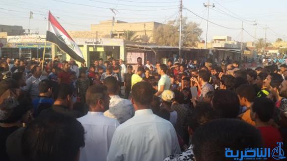 بالصور : المئات يتظاهرون في الرفاعي للمطالبة بالخدمات ومحاسبة المفسدين