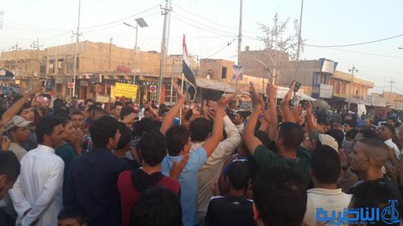 بالصور : المئات يتظاهرون في الرفاعي للمطالبة بالخدمات ومحاسبة المفسدين