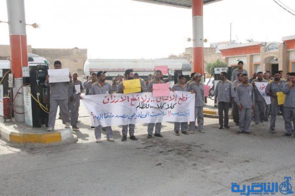 الناصرية :عمال في محطة وقود يتظاهرون بعد ان سرحتهم الحكومة لتعيين اخرين من طرفها - تقرير مصور -
