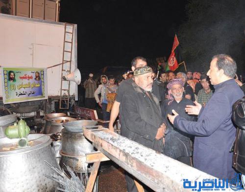 بالصور : محافظ ذي قار خادما في مواكب الحسين على طريق كربلاء