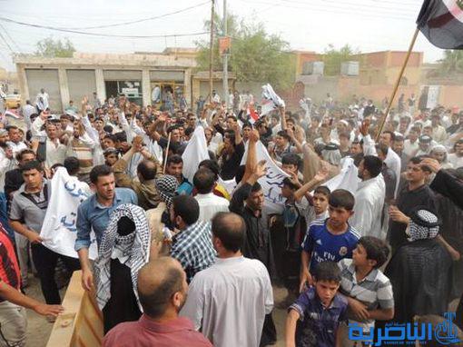 متظاهرون في سيد دخيل يطالبون باقالة مدير الناحية وحل المجلس البلدي فيها - تقرير مصور - 