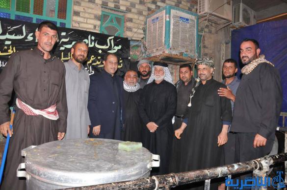 بالصور : محافظ ذي قار خادما في مواكب الحسين على طريق كربلاء