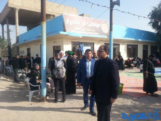 بالصور : محافظ ذي قار خادما في مواكب الحسين على طريق كربلاء