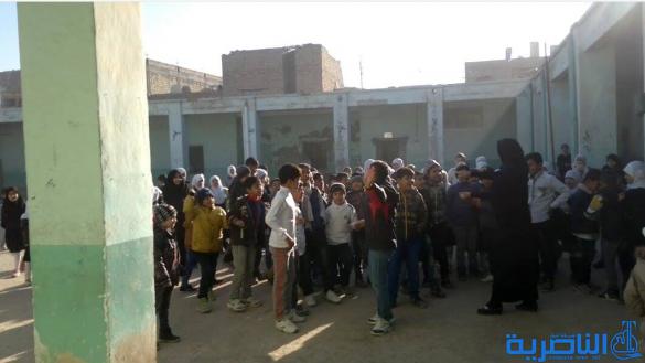 بالصور : طلاب ابتدائية يتظاهرون في الناصرية " الشعب يريد ارجاع المعلمة " 