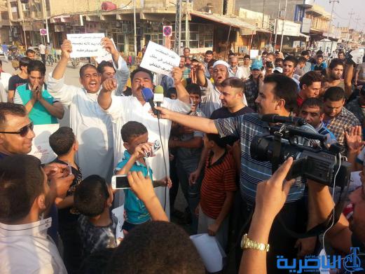 العشرات يتظاهرون في مدينة الرفاعي للمطالية بالخدمات ومحاربة الفساد وفي مقدمته الفساد في حقل الغراف النفطي