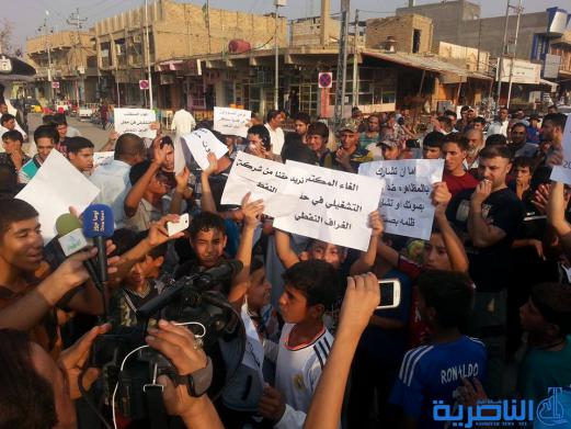 العشرات يتظاهرون في مدينة الرفاعي للمطالية بالخدمات ومحاربة الفساد وفي مقدمته الفساد في حقل الغراف النفطي