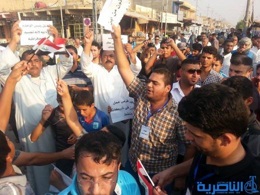 العشرات يتظاهرون في مدينة الرفاعي للمطالية بالخدمات ومحاربة الفساد وفي مقدمته الفساد في حقل الغراف النفطي