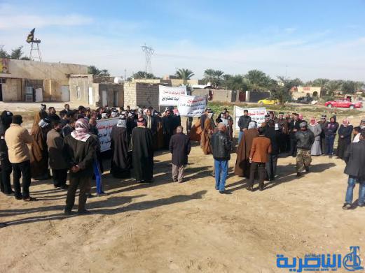 سكان قرية شمال الناصرية يتظاهرون احتجاجا على خط كهرباء امام منازلهم - تقرير مصور -