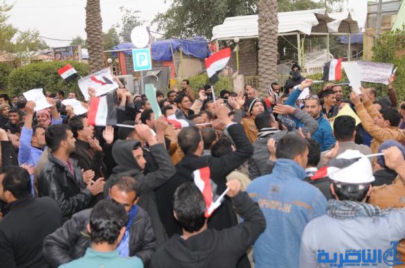 العشرات من عقود وزارة الكهرباء يتظاهرون للمطالبة بتثبيتهم على الملاك الدائم