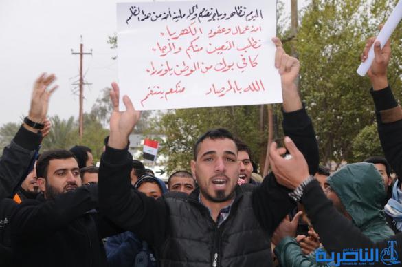 العشرات من عقود وزارة الكهرباء يتظاهرون للمطالبة بتثبيتهم على الملاك الدائم