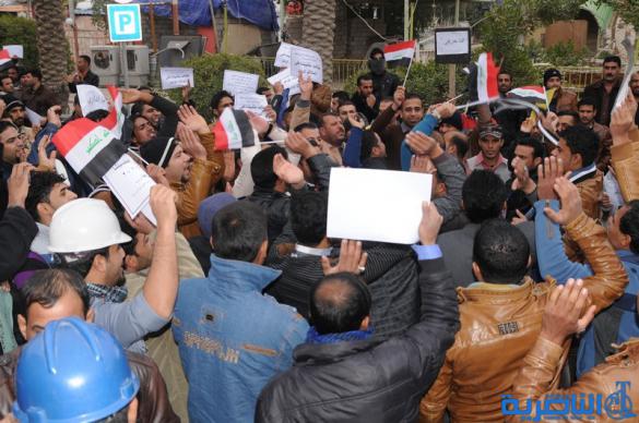 العشرات من عقود وزارة الكهرباء يتظاهرون للمطالبة بتثبيتهم على الملاك الدائم