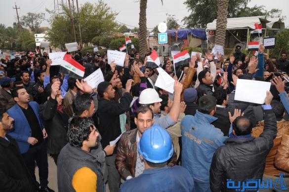 العشرات من عقود وزارة الكهرباء يتظاهرون للمطالبة بتثبيتهم على الملاك الدائم