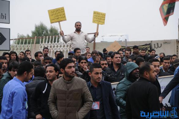 العشرات من عقود وزارة الكهرباء يتظاهرون للمطالبة بتثبيتهم على الملاك الدائم