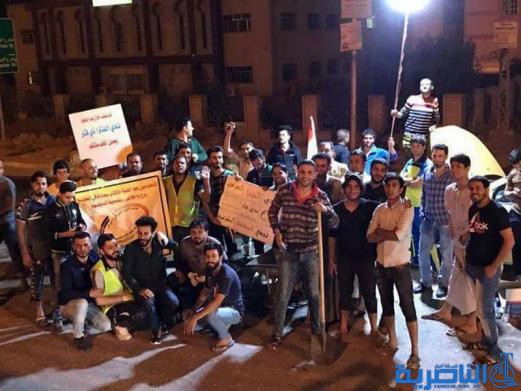 بالصور :شباب على الفيس بوك يعبدون طريقا في الناصرية على نفقتهم الخاصة - تقرير مصور-