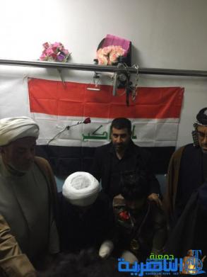 وفد مكتب آية الله الشيخ الناصري:يزورأحد الأبطال الجرحى في المستشفى مفضلا الجهاد على الدراسة الجامعية وقطعت يده اليمنى وساقه الأيمن