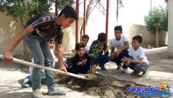 تلاميذ مدرسة التضامن الثالثة يزرعون مجموعة من الورود والأشجار