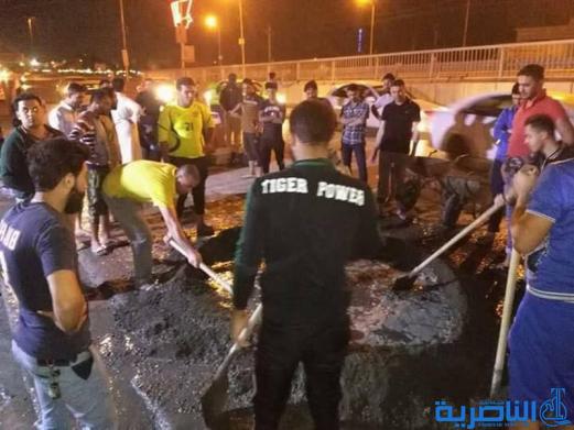 بالصور :شباب على الفيس بوك يعبدون طريقا في الناصرية على نفقتهم الخاصة - تقرير مصور-