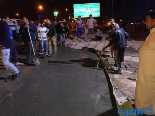 بالصور :شباب على الفيس بوك يعبدون طريقا في الناصرية على نفقتهم الخاصة - تقرير مصور-