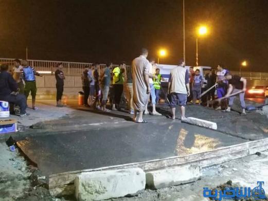بالصور :شباب على الفيس بوك يعبدون طريقا في الناصرية على نفقتهم الخاصة - تقرير مصور-