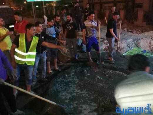 بالصور :شباب على الفيس بوك يعبدون طريقا في الناصرية على نفقتهم الخاصة - تقرير مصور-