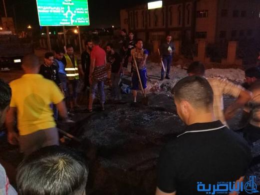 بالصور :شباب على الفيس بوك يعبدون طريقا في الناصرية على نفقتهم الخاصة - تقرير مصور-