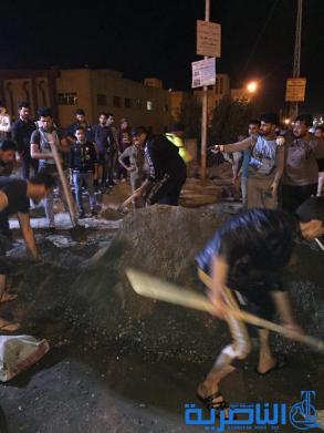 بالصور :شباب على الفيس بوك يعبدون طريقا في الناصرية على نفقتهم الخاصة - تقرير مصور-