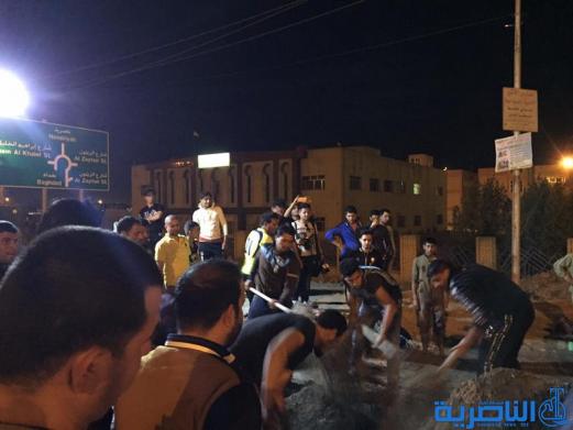 بالصور :شباب على الفيس بوك يعبدون طريقا في الناصرية على نفقتهم الخاصة - تقرير مصور-