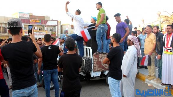 بالصور:العشرات في الناصرية يتظاهرون تضامنا مع اهالي البصرة