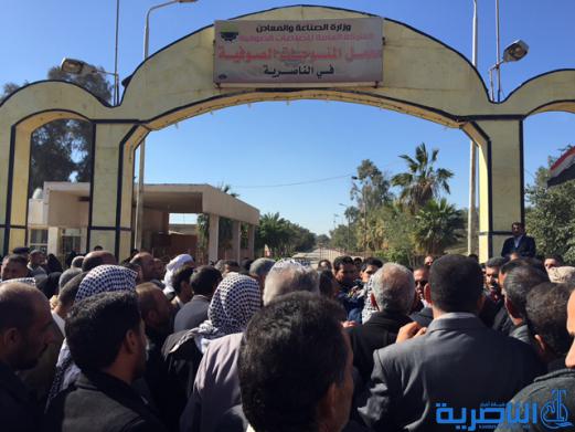موظفو النسيج في الناصرية يتظاهرون للمطالبة بصرف رواتبهم المتاخرة - تقرير مصور -
