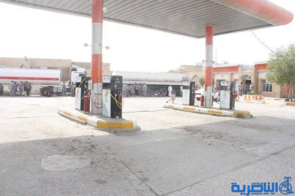 الناصرية :عمال في محطة وقود يتظاهرون بعد ان سرحتهم الحكومة لتعيين اخرين من طرفها - تقرير مصور -