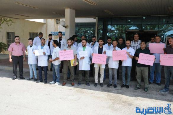  وقفة احتجاجية لكوادر مستشفى الحسين استنكارا لاقتحامه برمانة يدوية
