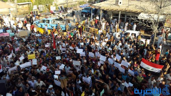بالصور : المئات يتظاهرون في مدينة الشطرة للمطالبة بالخدمات واصلاح القضاء