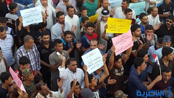 بالصور : المئات يتظاهرون في مدينة الشطرة للمطالبة بالخدمات واصلاح القضاء