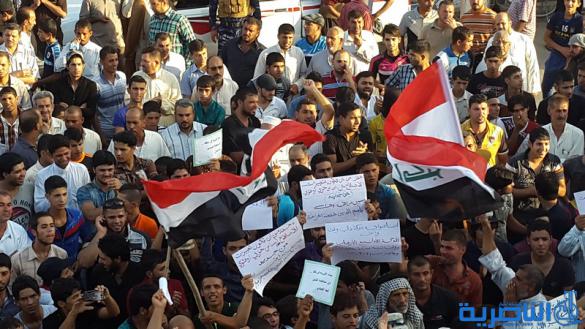 بالصور : المئات يتظاهرون في مدينة الشطرة للمطالبة بالخدمات واصلاح القضاء