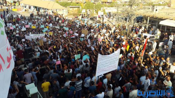 بالصور : المئات يتظاهرون في مدينة الشطرة للمطالبة بالخدمات واصلاح القضاء