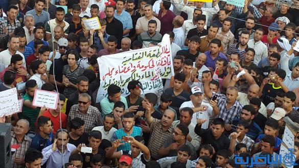 بالصور : المئات يتظاهرون في مدينة الشطرة للمطالبة بالخدمات واصلاح القضاء
