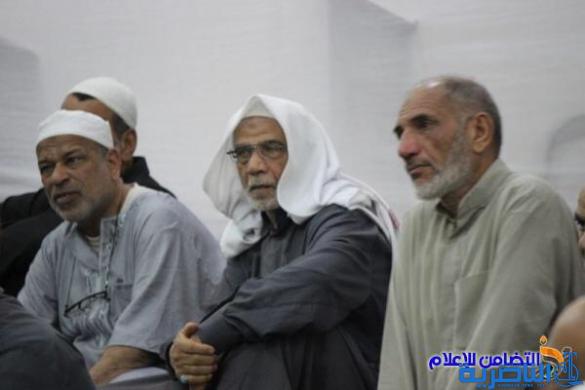 عشرات المصلين يحيون سنة الاعتكاف بمسجد الشيخ عباس الكبير في الناصرية - تقرير مصور - 