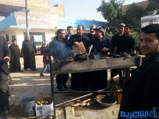 بالصور : محافظ ذي قار خادما في مواكب الحسين على طريق كربلاء