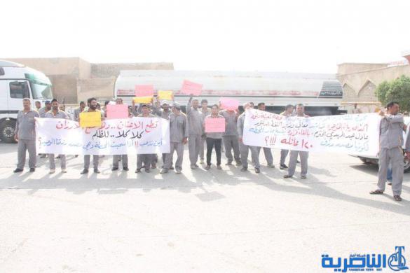 الناصرية :عمال في محطة وقود يتظاهرون بعد ان سرحتهم الحكومة لتعيين اخرين من طرفها - تقرير مصور -