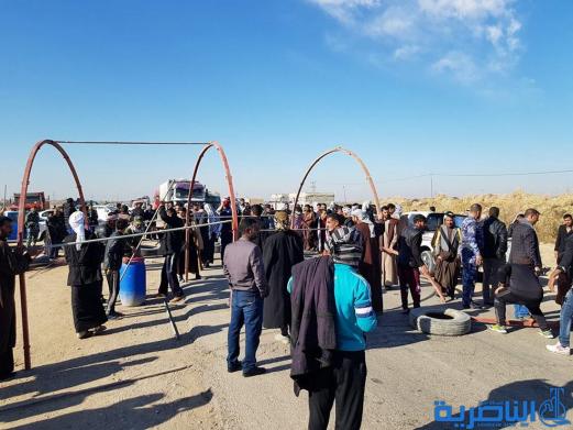 متظاهرون غاضبون يقطعون طريق (الجبايش - ناصرية ) للمطالبة بانجاز الممر الثاني منه - تقرير مصور-