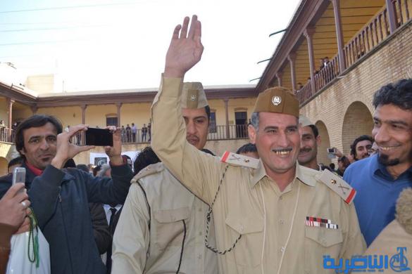بالصور : رئيس وزراء العراق يتجول ببزته العسكرية في بغداد