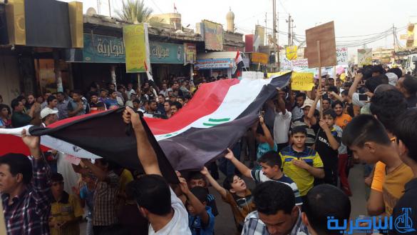 المئات يتظاهرون في مدينة الشطرة للمطالبة بالخدمات ومحاسبة المفسدين - تقرير مصور -